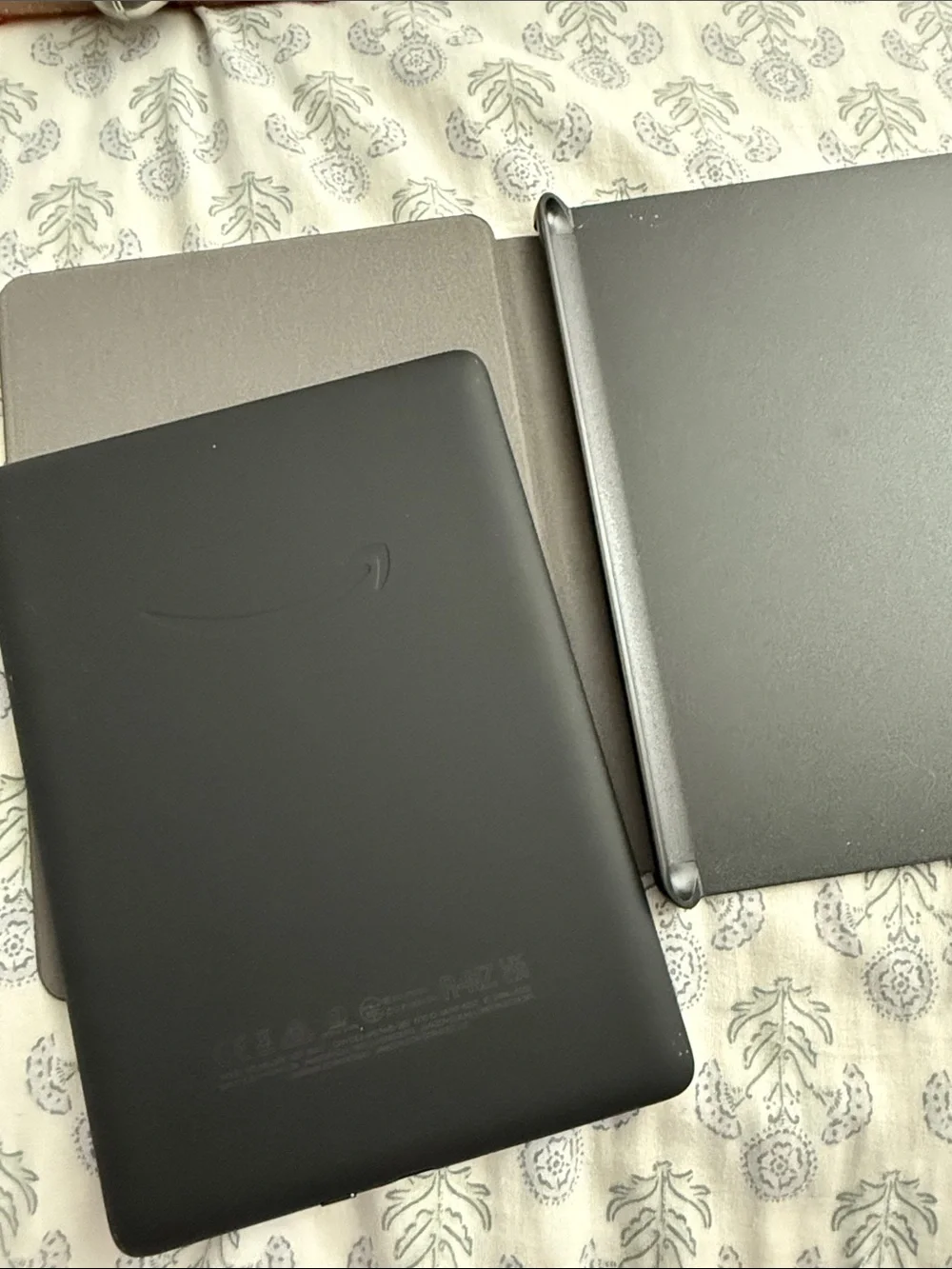 Kindle Paperwhite 11th Gen Black with case